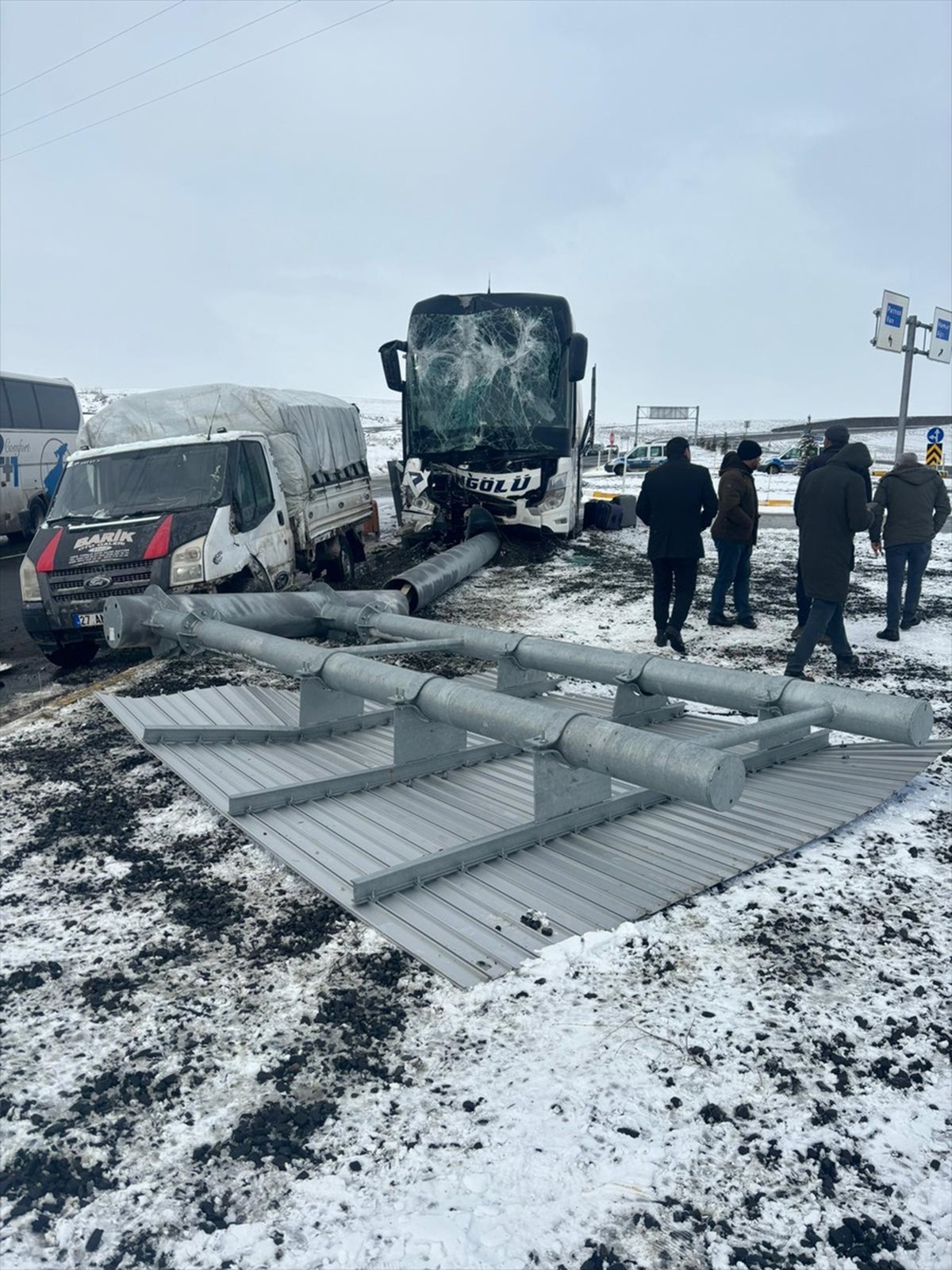 [BELEDIYE · Ağrı · Tutak] Ağrı'da yolcu otobüsü ile kamyonetin karıştığı trafik kazasında 11 kişi yaralandı