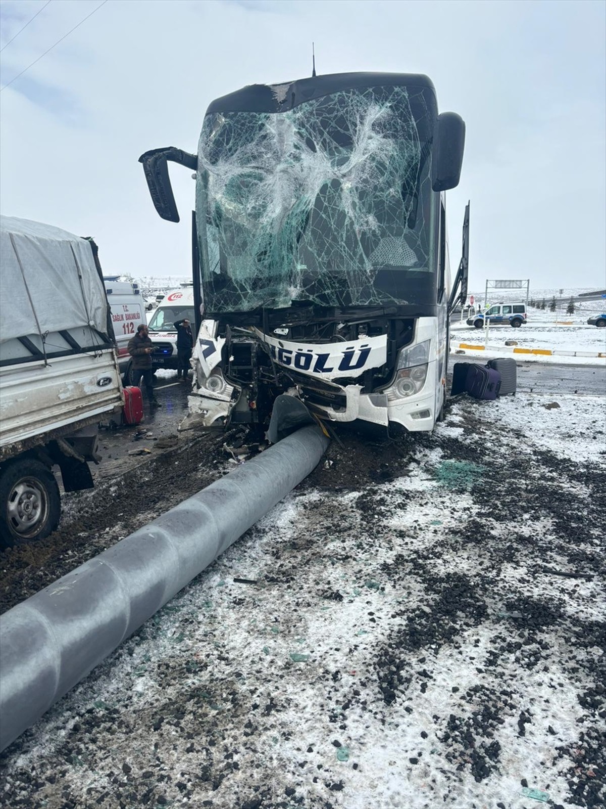 [BELEDIYE · Ağrı · Tutak] Ağrı'da otobüs-kamyonet kaza: 11 yaralı