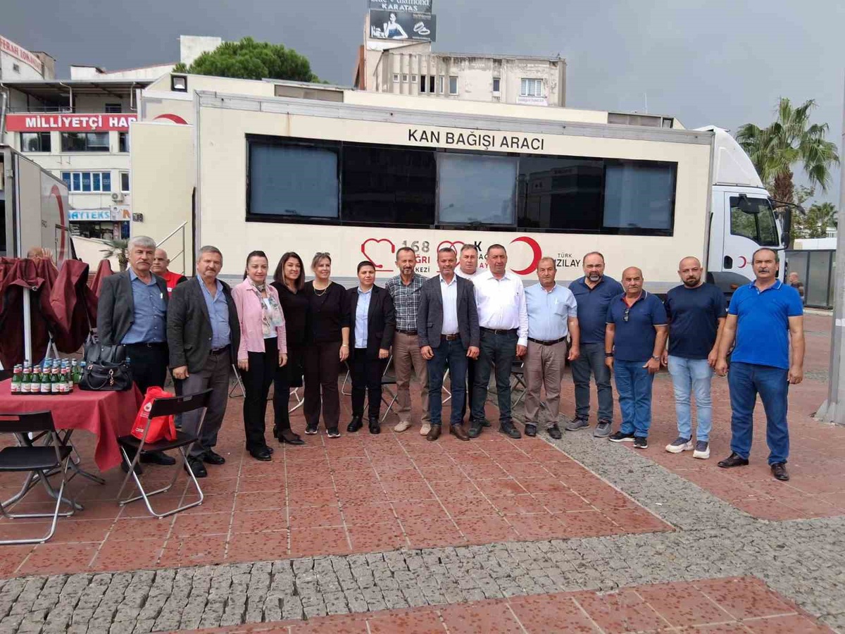Aliağa'da mahalle muhtarları Kızılay'a Demokrasi Meydanı'nda kan bağışında bulundu