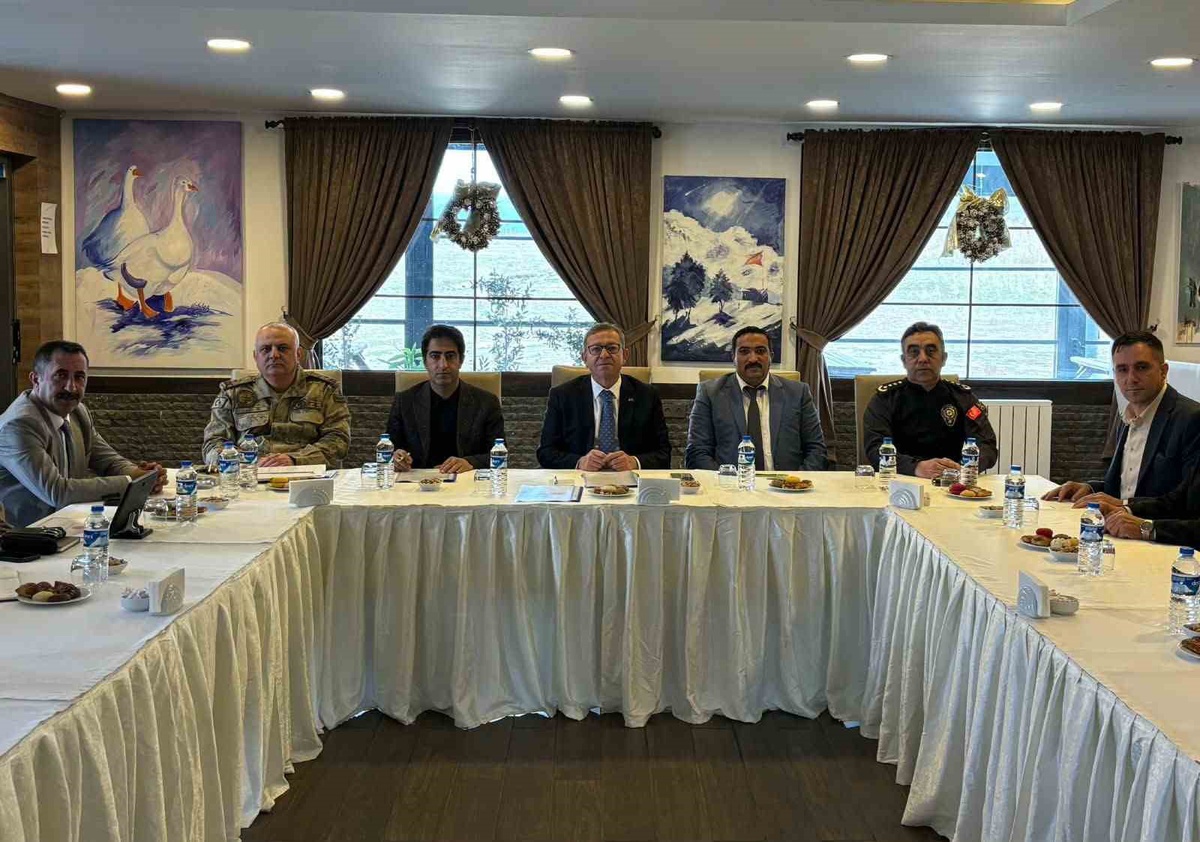 Kars Valisi Ziya Polat, Sarıkamış'ın 2026-2027 sezonu hazırlıklarını görüştü.
