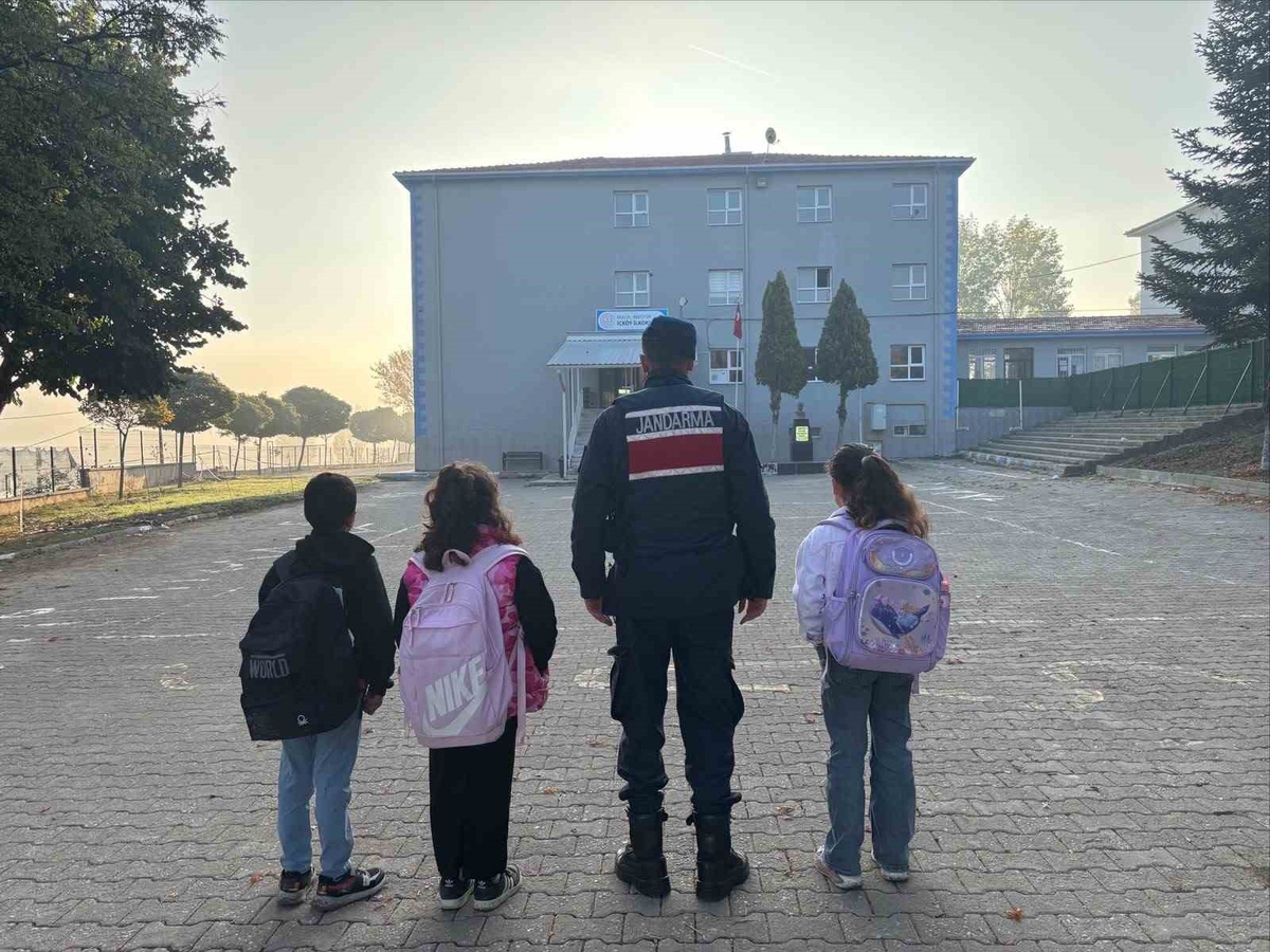 Bilecik'te jandarma, 10 okulda güvenlik ve trafik denetimi yaptı