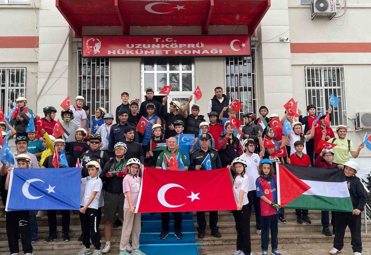 Uzunköprü'de Gazze ve Doğu Türkistan bisiklet turu Adalet Meydanı'nda sona erdi