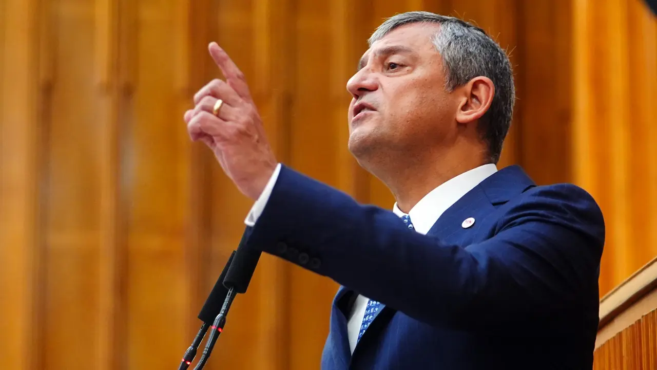 Özgür Özel yine kontrolden çıktı! Cemil Tugay'a ağza alınmayacak sözler: O namussuzu...