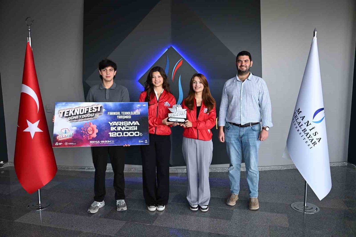 MCBÜ öğrencileri TEKNOFEST 2026'da Türkiye ikinciliği ve edebi yazı ödülü kazandı