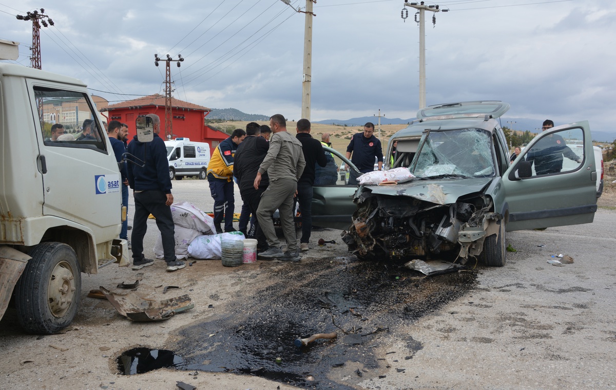 Antalya Korkuteli'de kamyonetle ticari araç çarpıştı, Meryem Kuzan öldü, 2 yaralı