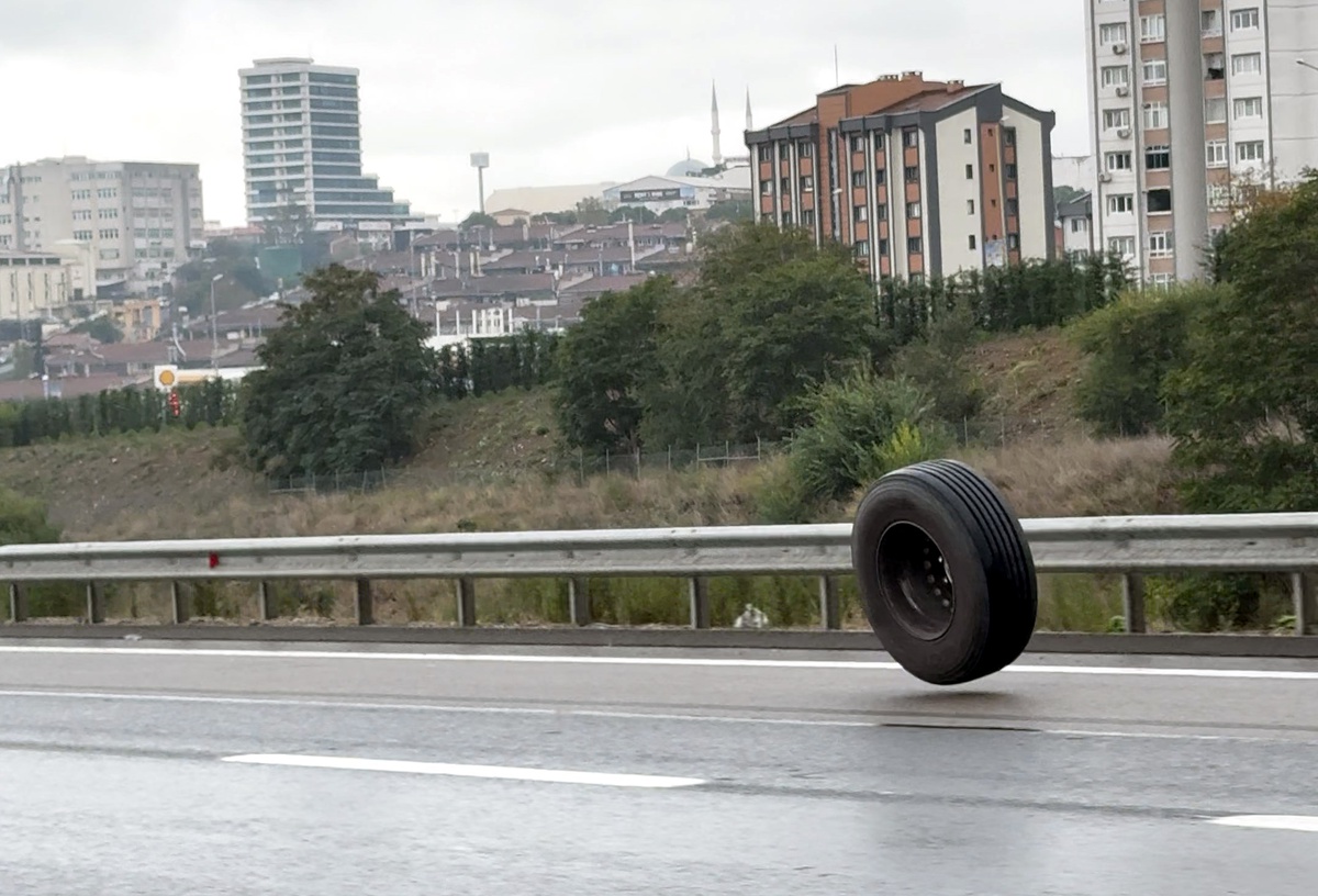Başakşehir'de TIR'dan kopan lastik Kuzey Marmara Otoyolu'nda metrelerce yuvarlandı