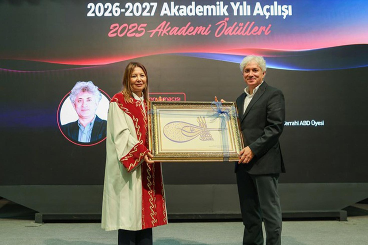 Akdeniz Üniversitesi Rektörü ile eşi ünlü cerrah trafik kazası geçirdi, ilk yüz naklini onlar yapmıştı