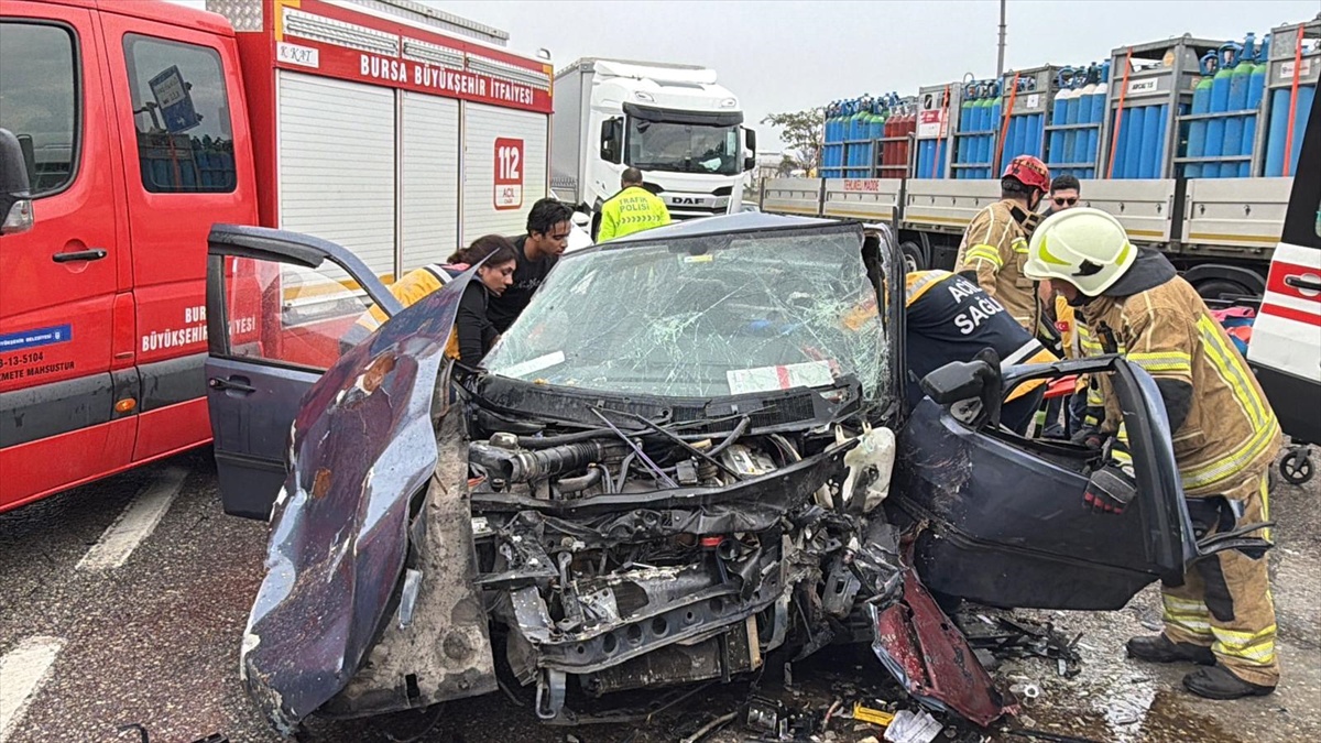 Bursa Orhangazi'de kamyonla çarpışan araçta sıkışan sürücü kurtarıldı, 2 kişi yaralandı