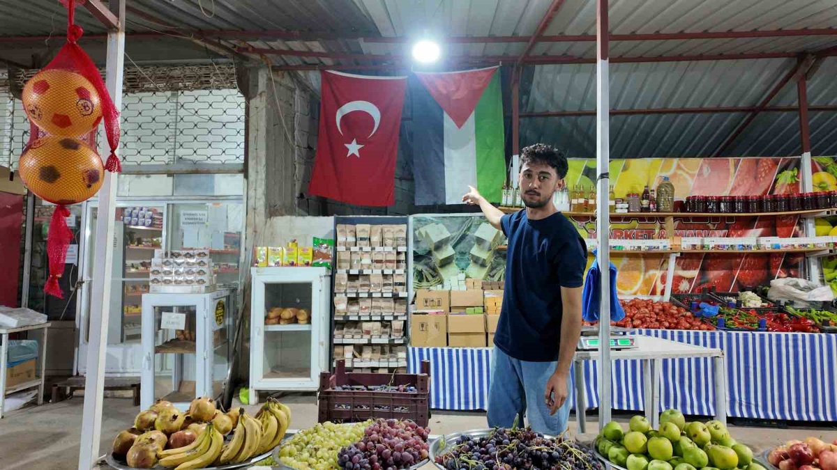 Hatay Hassa'da genç esnaf, 3 yıldır İsrail menşeli ürün satmıyor, dolaba mesaj astı