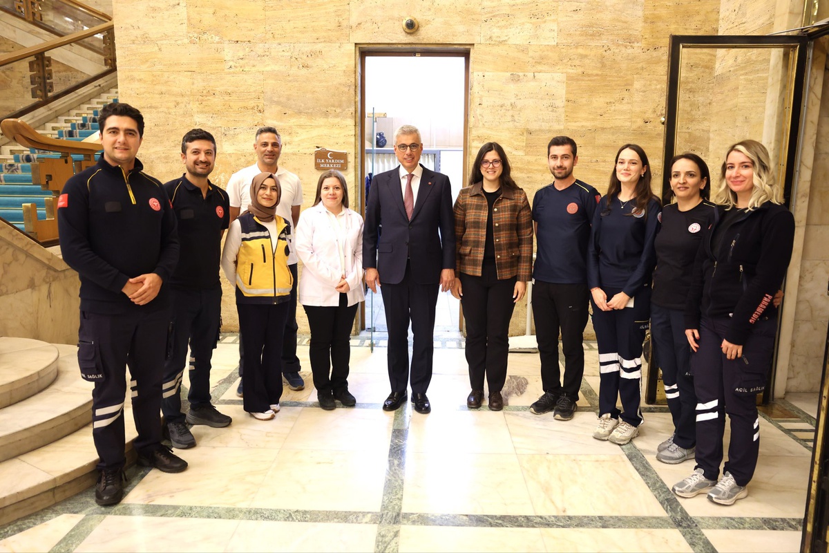 Sağlık Bakanı Memişoğlu, TBMM İlk Yardım Merkezi'ndeki çalışanları ziyaret etti