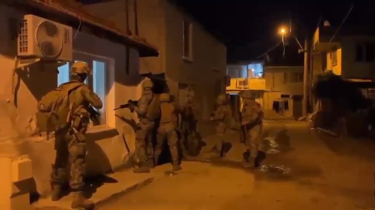 Edremit Körfezi'nde 37 adrese düzenlenen operasyonda 20 şüpheli gözaltına alındı