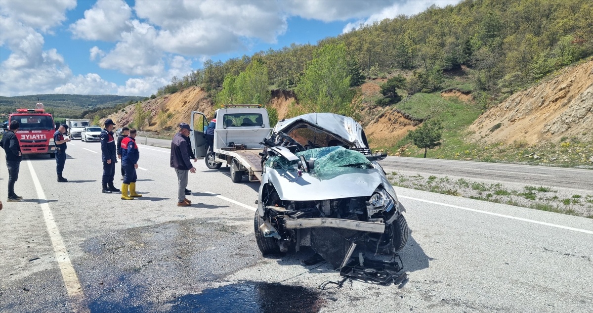 [BELEDIYE · Yozgat · Akdağmadeni] Yozgat'ta bariyerlere çarpan hafif ticari araçtaki 6 kişi yaralandı