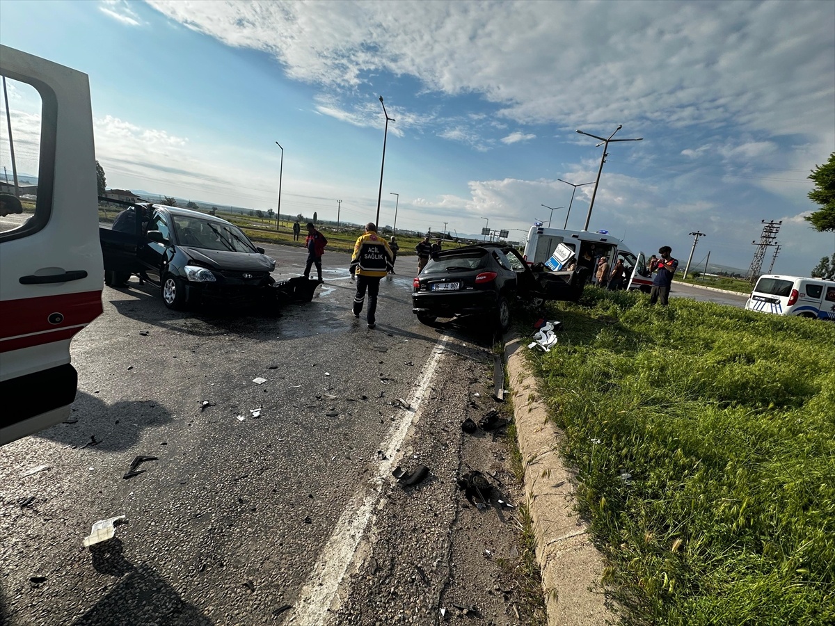 [BELEDIYE · Yozgat · Boğazlıyan] Yozgat'ta iki otomobilin çarpıştığı kazada 7 kişi yaralandı