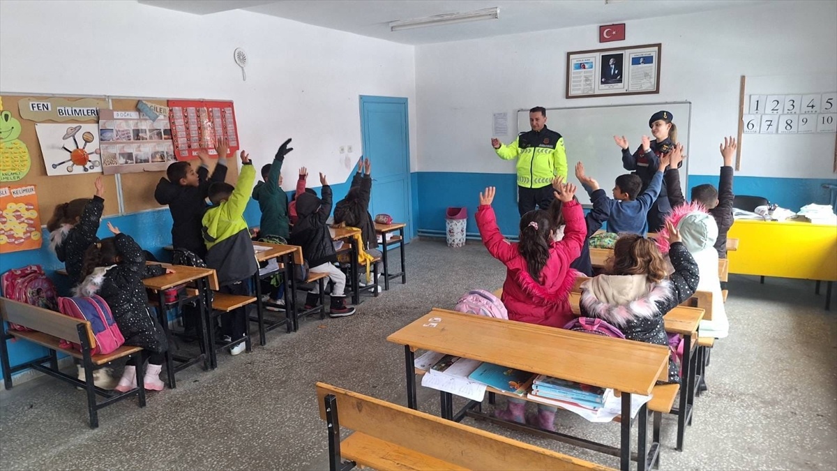 [YEREL / KAMU · Yozgat · Çayıralan] Yozgat'ta jandarma öğrencilere trafik eğitimi verdi