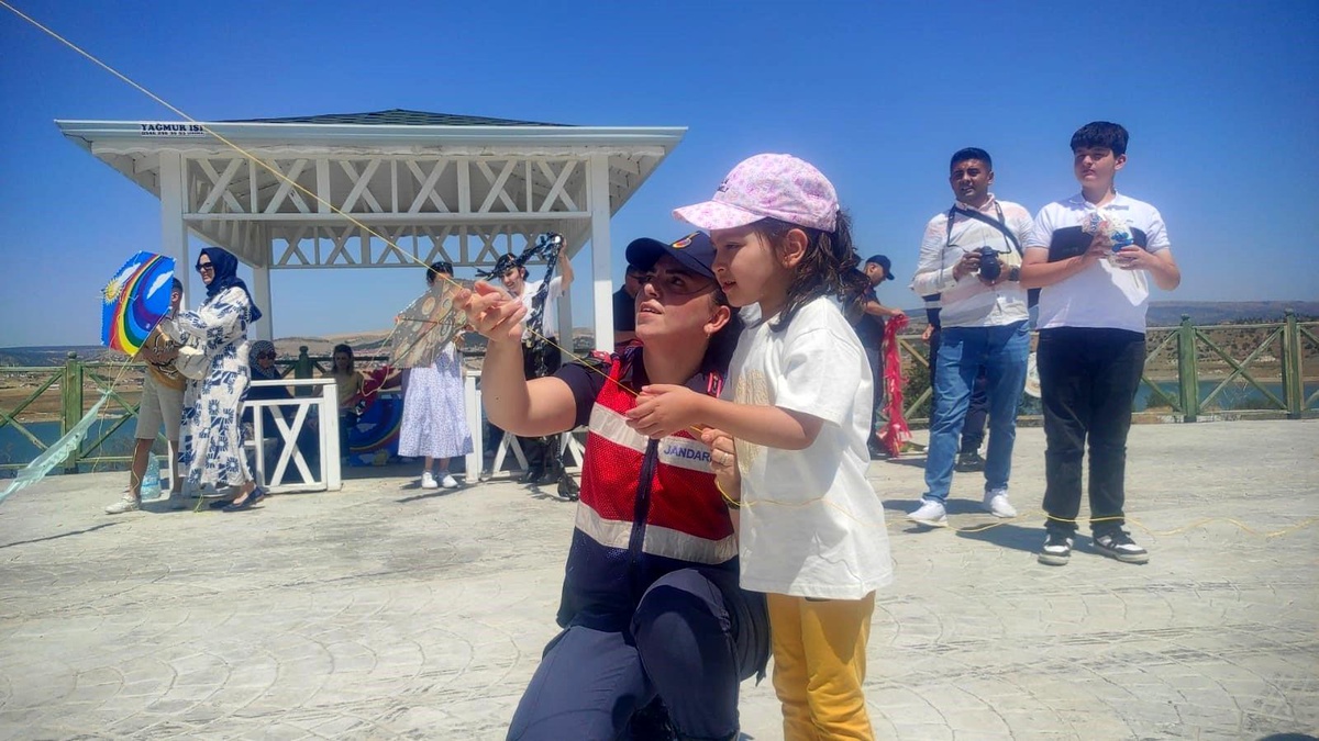 [YEREL / KAMU · Yozgat · Çekerek] Jandarma ekipleri Çekerek Lavanta Adasında Uçurtma Şenliği düzenledi