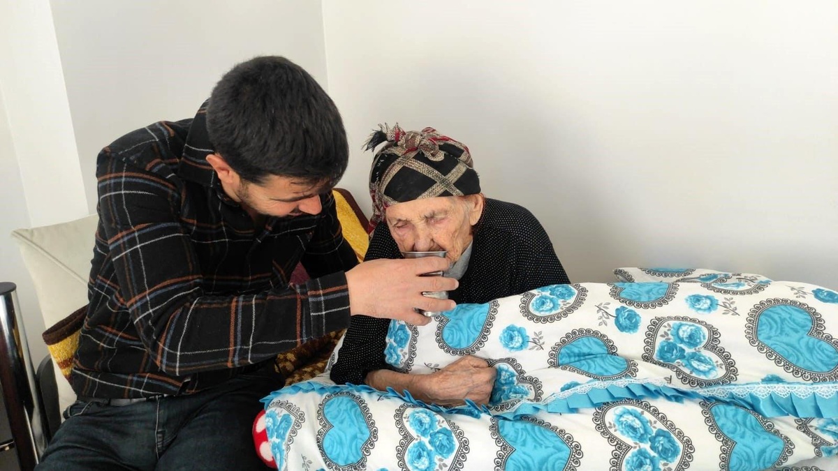 [YEREL / KAMU · Yozgat · Çekerek] 102 Yaşındaki Kezik Erol'a Aile Şefkati