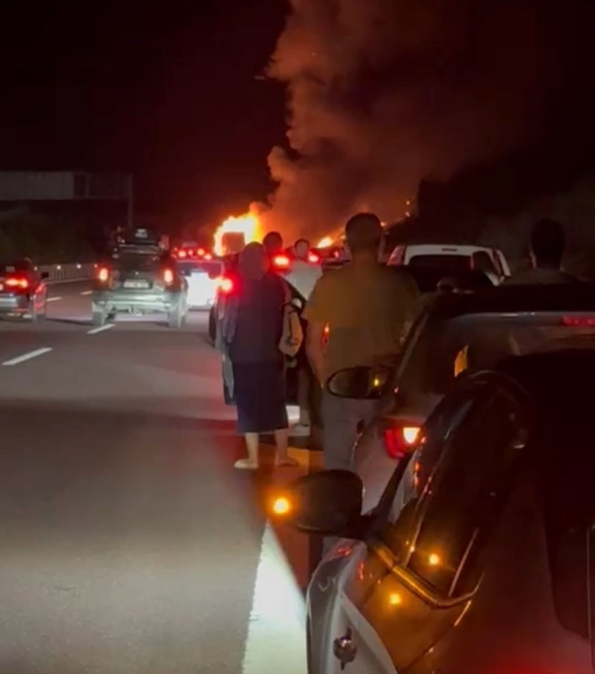 [BELEDIYE · Yalova · Altınova] Yalova'da Seyir Halindeki TIR Yanarak Kullanılamaz Hale Geldi
