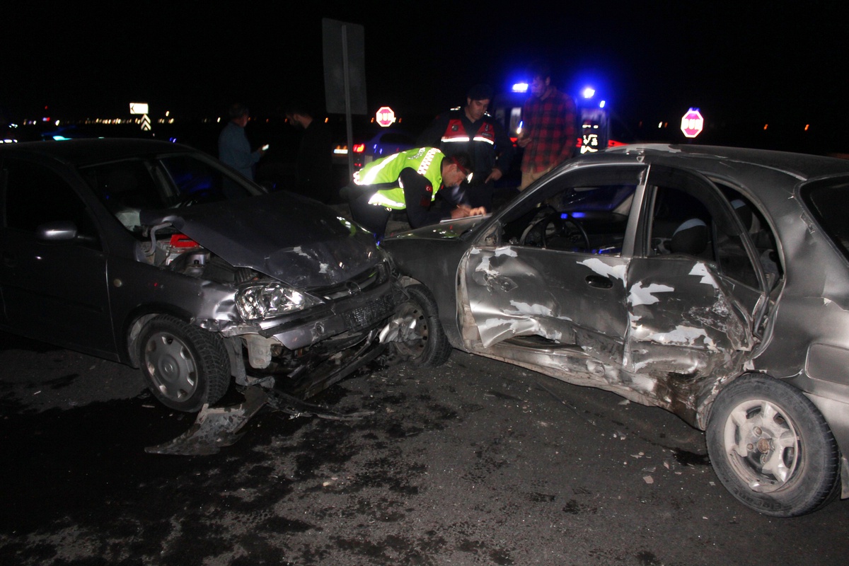 [YEREL / KAMU · Yalova · Armutlu] Aksaray'daki kavşakta iki otomobil çarpıştı, 2'si çocuk 7 kişi yaralandı.