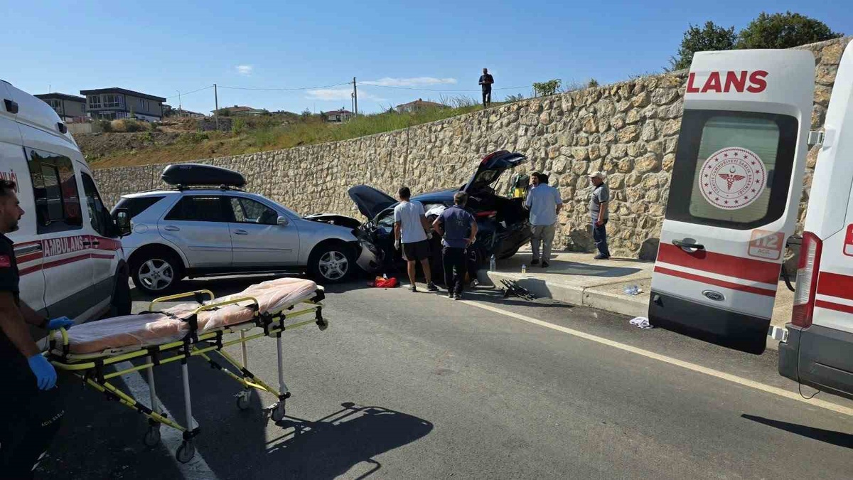 [YEREL / KAMU · Yalova · Çınarcık] Esenköy'de İki Otomobil Çarpıştı: 4 Yaralı