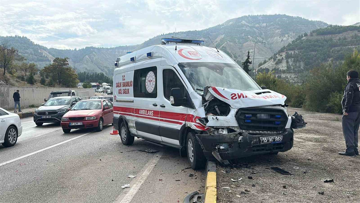 Burdur'da ambulansın da karıştığı kazada 4 araç çarpıştı, 7 kişi hafif yaralandı.