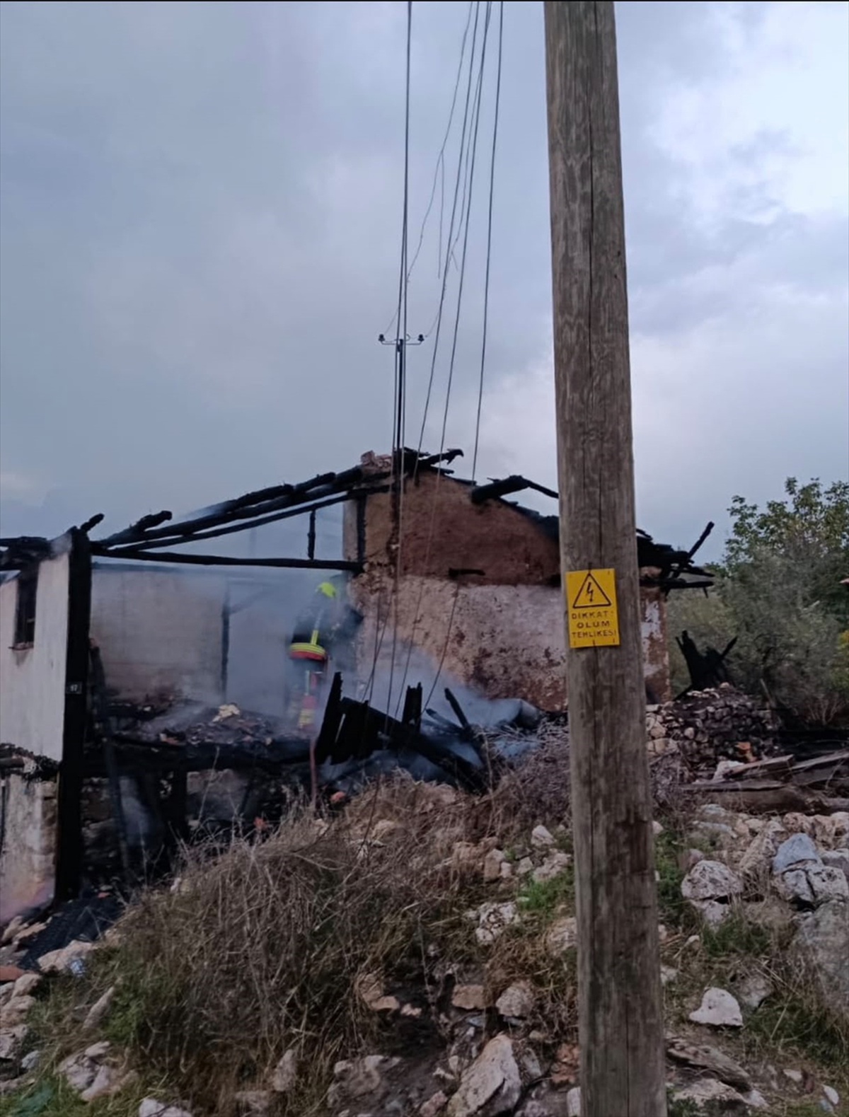 Balıkesir Dursunbey'de ev yangınında 2 kişi dumandan etkilenerek hastaneye kaldırıldı