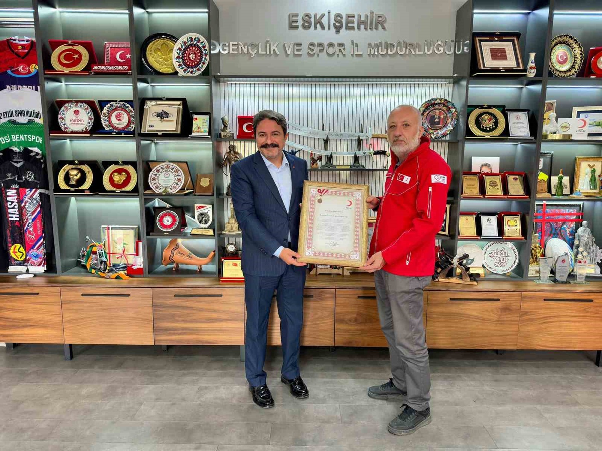 Kızılay, Eskişehir Gençlik ve Spor İl Müdürlüğünü bronz madalyayla ödüllendirdi