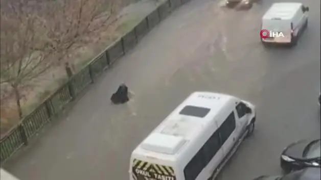 Esenyurt'ta can pazarı: Suya kapılan kadını böyle kurtardılar