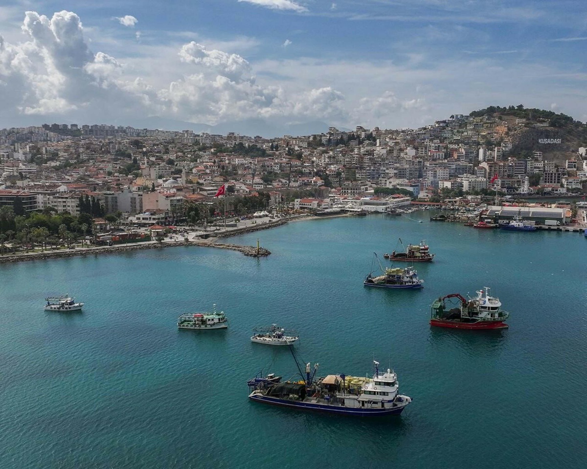 Kuşadası'na 3 kruvaziyerle 5 bin 400 turist indi, balıkçı tekneleri dronla çekildi