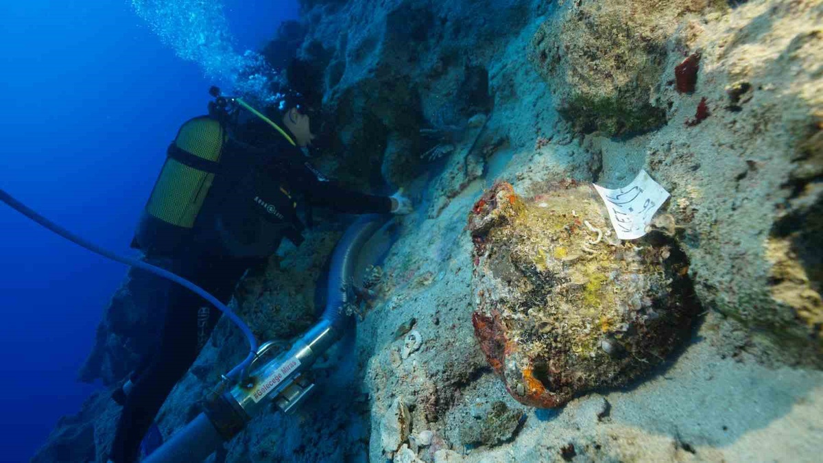 Kekova'da dünyanın en eski batığından 4 bin 400-4 bin 700 yıllık amforalar çıkarıldı! Denizciler gemide süt ürünü üretmiş olabilir