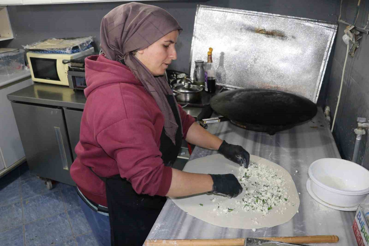 Sivas'ta dul kadın, gözleme satarak biri kanser tedavisi gören 4 çocuğunu okutuyor