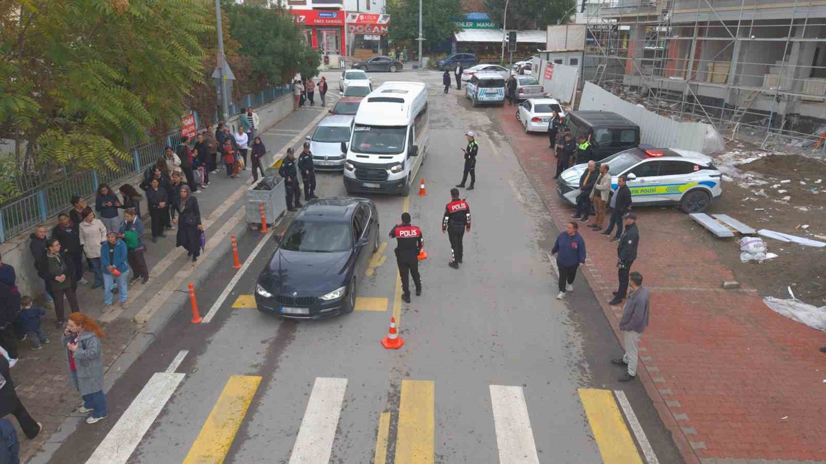 Malatya'da polis, Valilik koordinesinde okul çevresi denetimlerini sürdürüyor