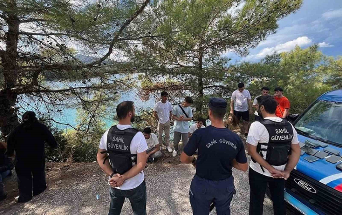 Muğla Marmaris'te Özgök Koyu'nda 18 Afganistan uyruklu düzensiz göçmen yakalandı