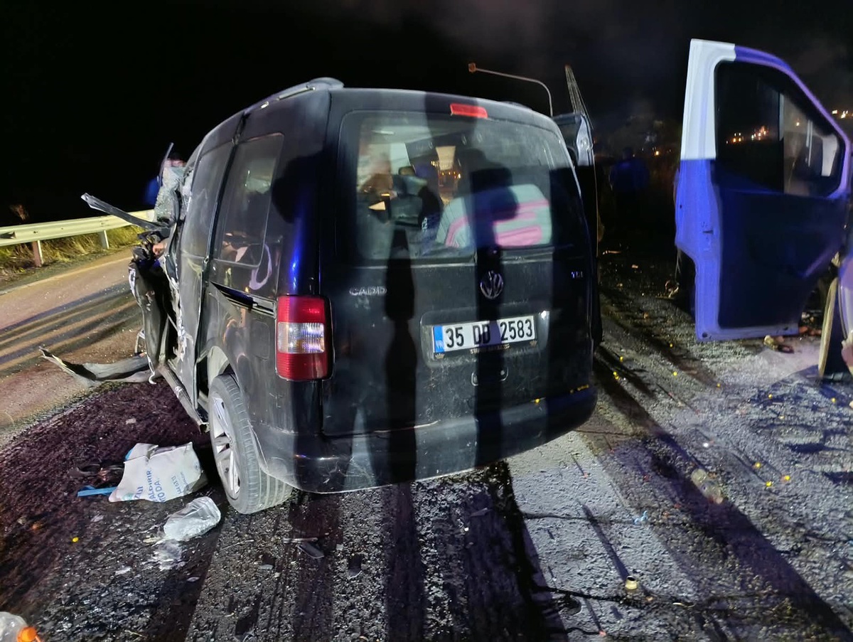 Manisa Kula'da 3 aracın karıştığı zincirleme kazada 1'i ağır 5 kişi yaralandı