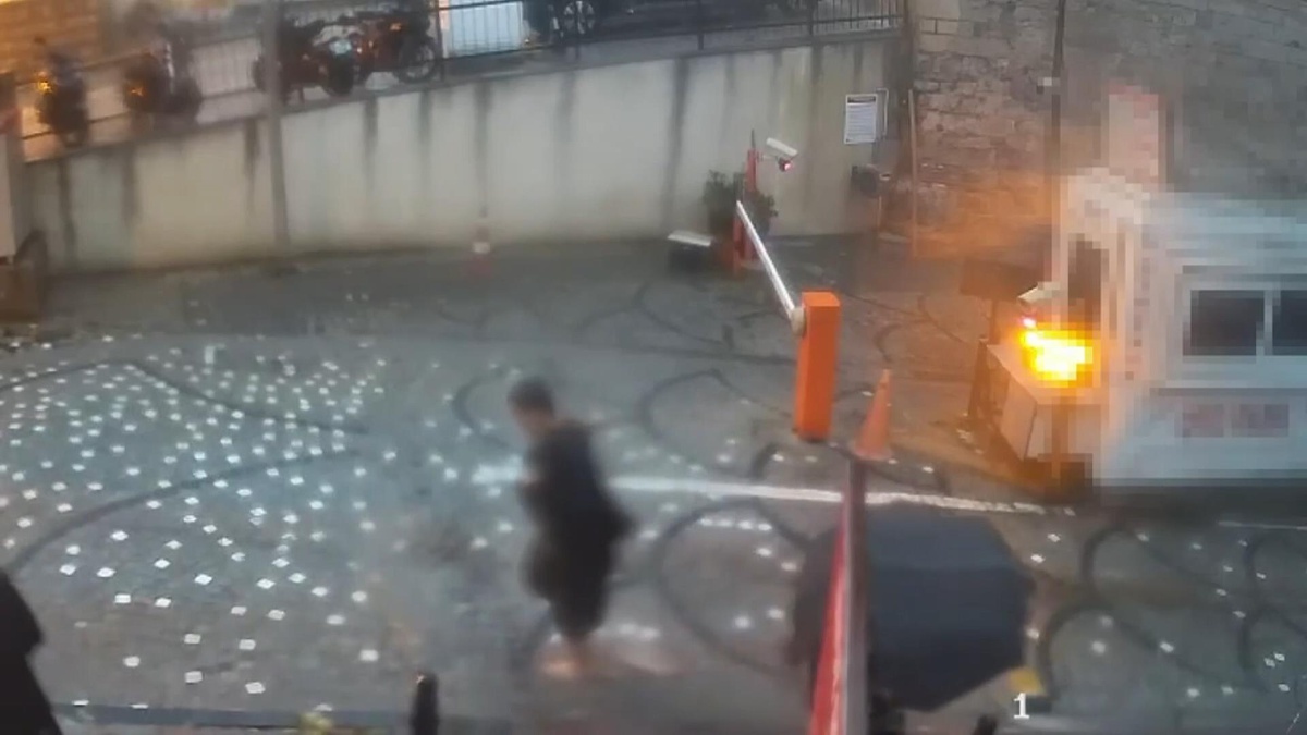 Fatih'te su birikintisine basan 14 yaşındaki çocuk elektrik akımına kapılarak öldü