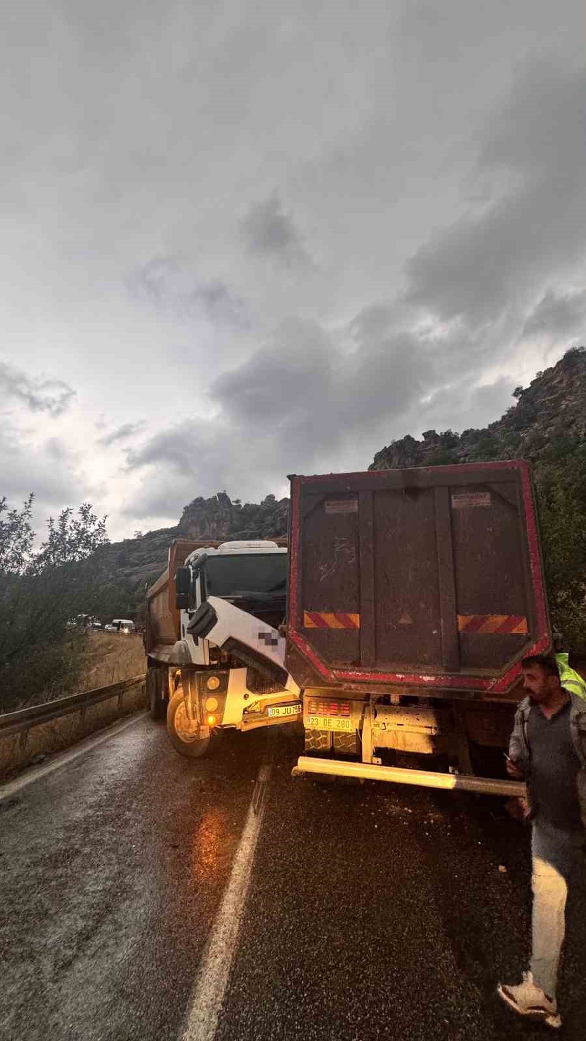 Adıyaman-Çelikhan kara yolunda iki kamyon çarpıştı, 2 kişi yaralandı