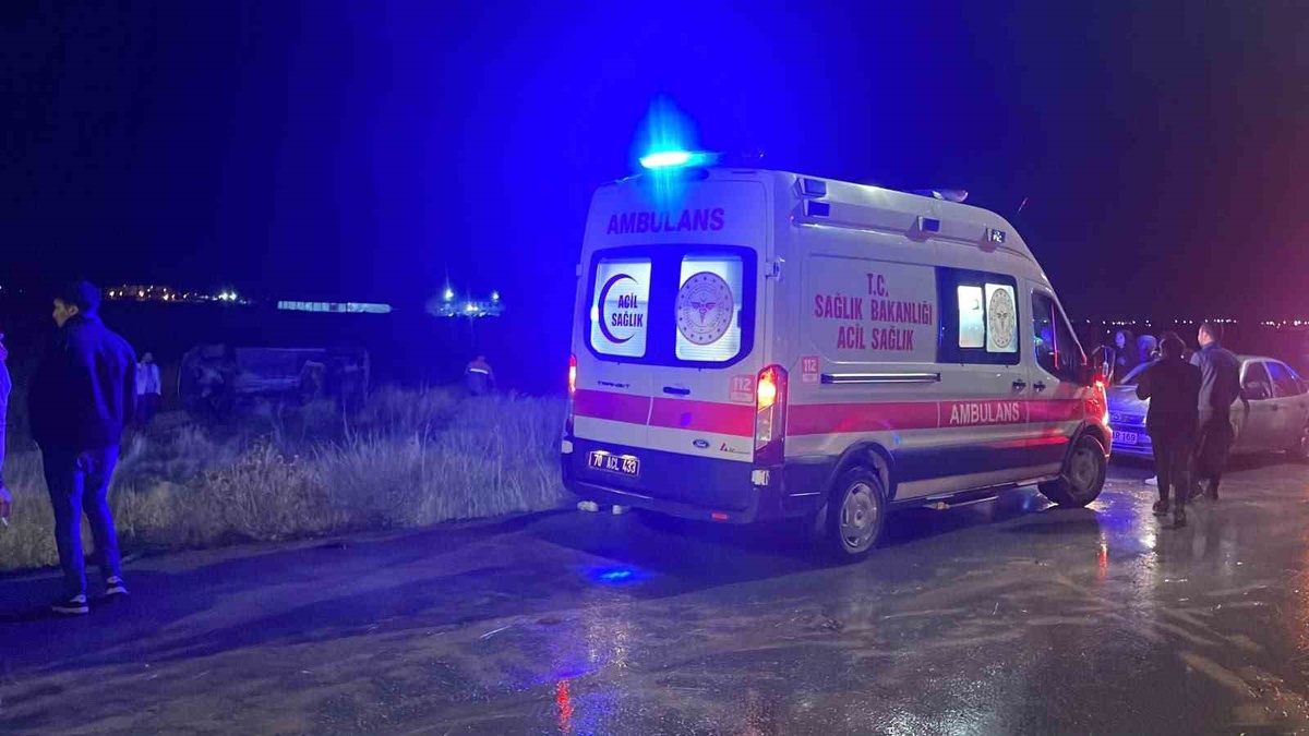 Karaman'da yağmur nedeniyle kayganlaşan yolda takla atan aracın sürücüsü yaralandı
