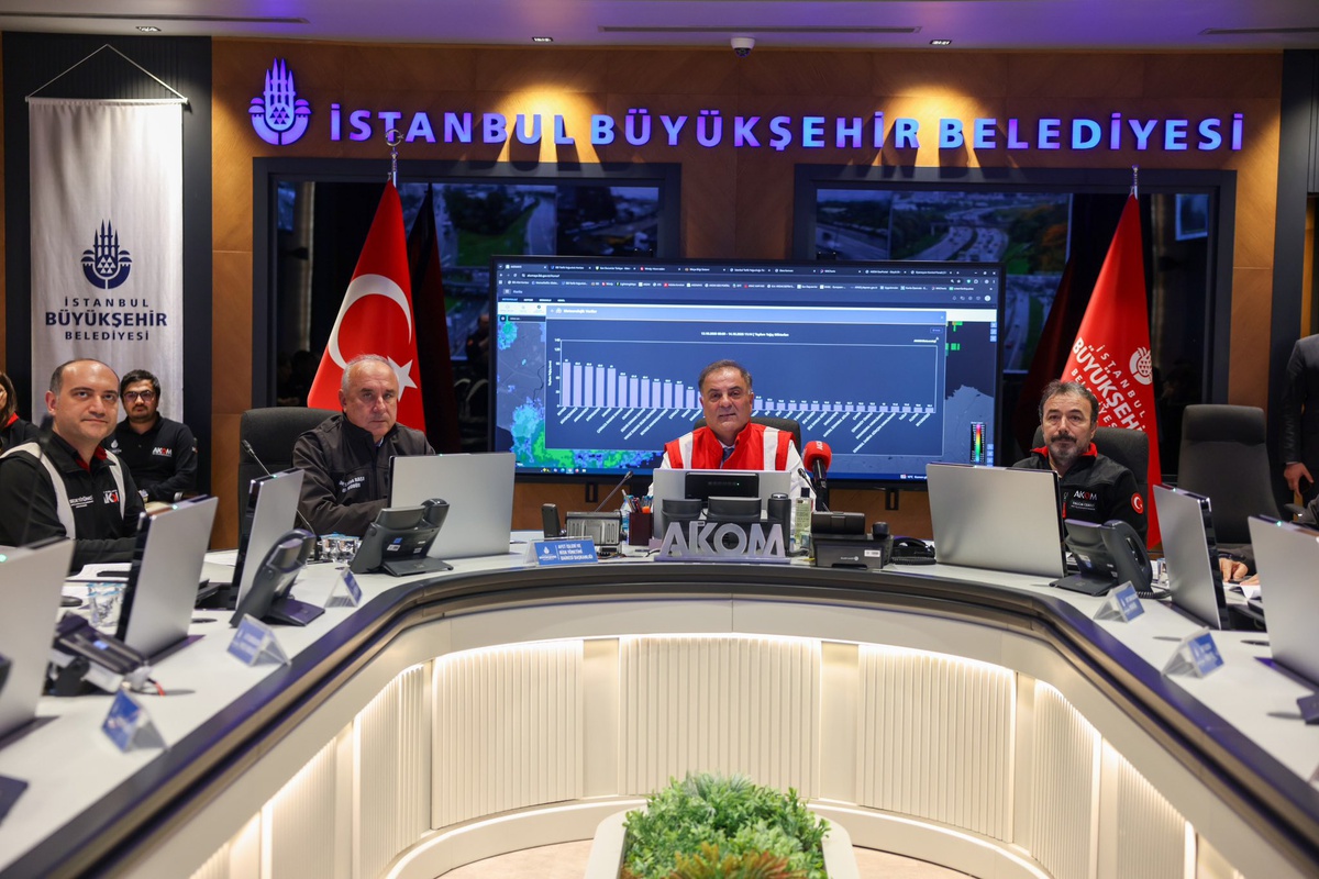 İBB, İstanbul'da yoğun yağışta 15 raylı sistem hattında seferleri 02.00'ye kadar uzattı