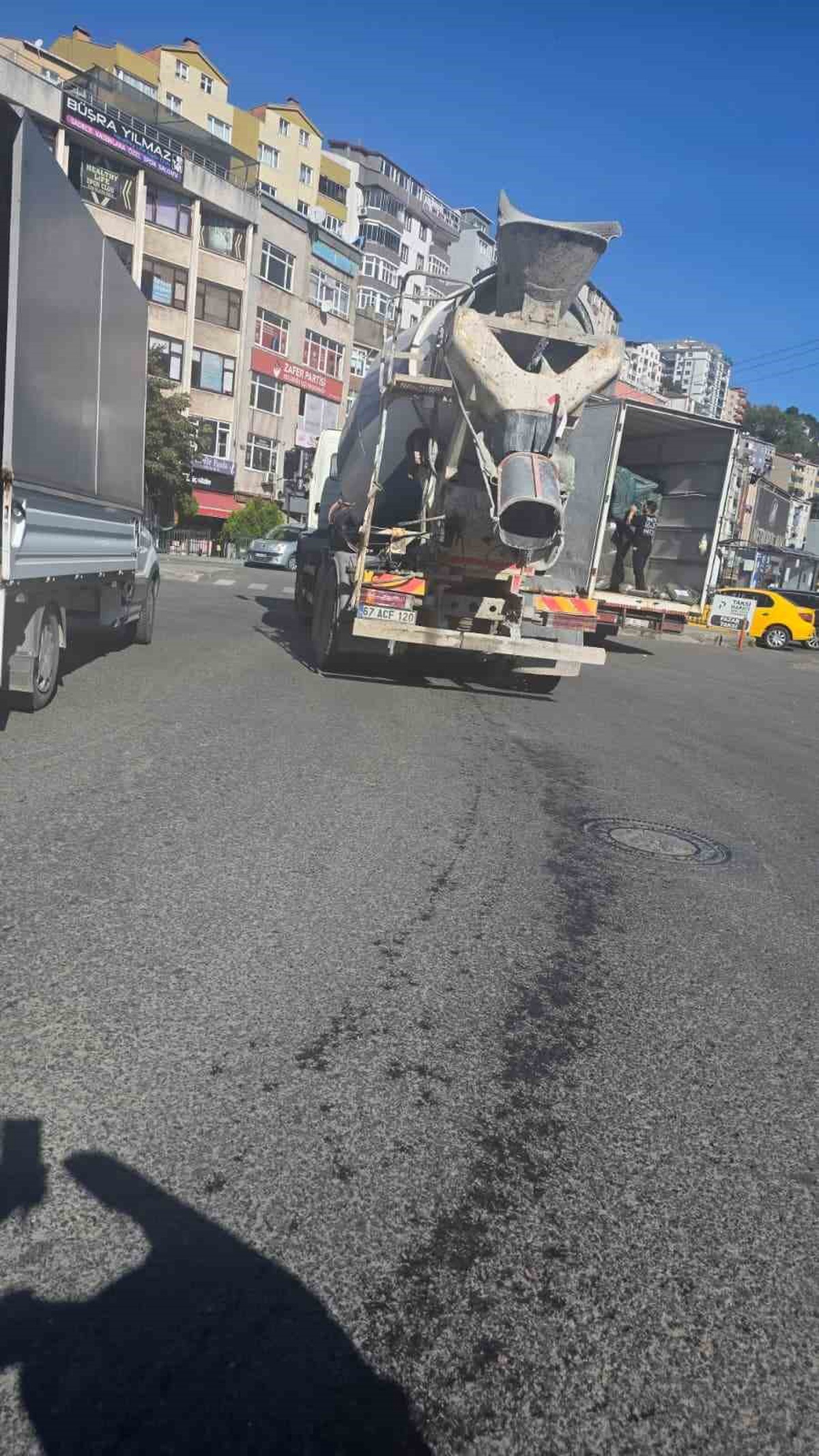[BELEDIYE · Zonguldak] İddiaya göre Karadeniz Ereğli'de beton mikseri kirli suyu yola döktü, tepki çekti