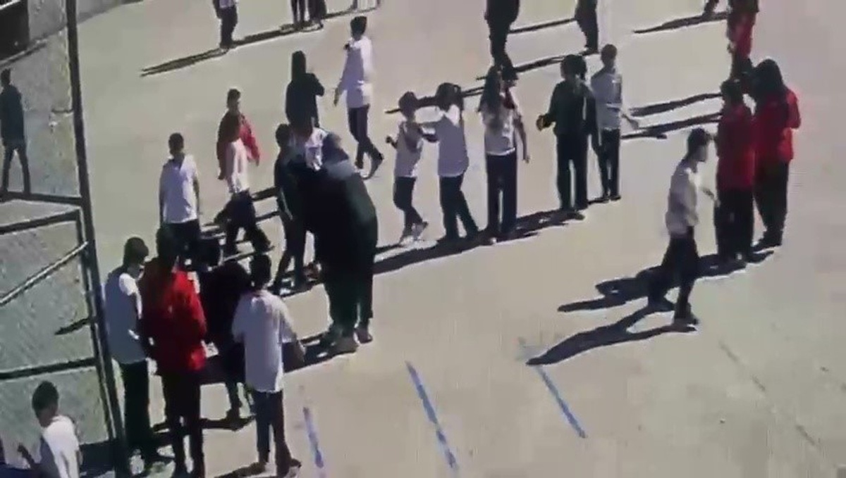 [BELEDIYE · Zonguldak] Zonguldak'ta nöbetçi öğretmen, boğulan öğrenciyi heimlich manevrasıyla kurtardı