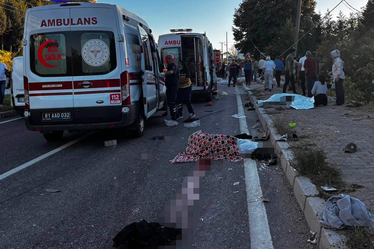 [BELEDIYE · Zonguldak · Alaplı] Düzce'de tır ile fındık işçilerini taşıyan araç çarpıştı: Çok sayıda ölü ve yaralı var