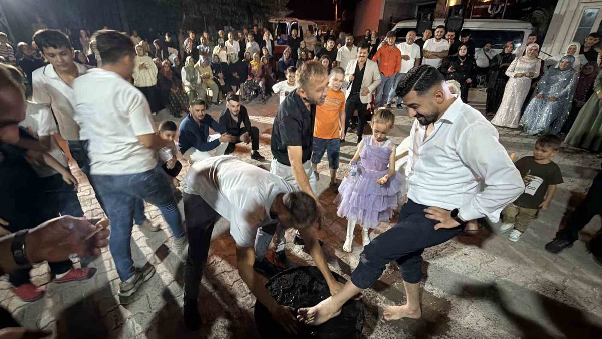 [YEREL / KAMU · Zonguldak · Alaplı] Kara kazan üstünde gelin damat oyunu
