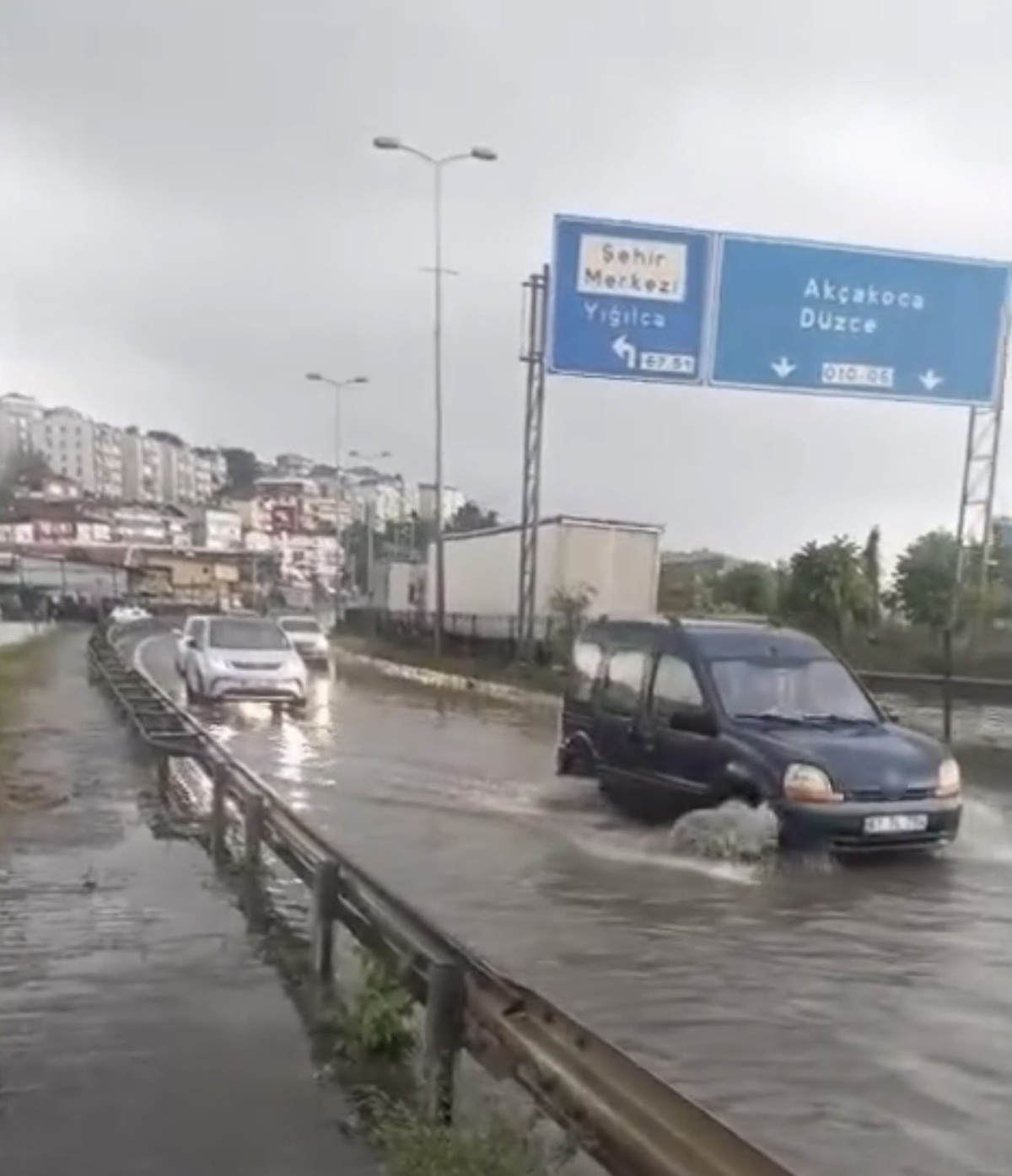 [BELEDIYE · Zonguldak · Alaplı] Alaplı'da sağanak köprüde su birikintisi oluşturdu