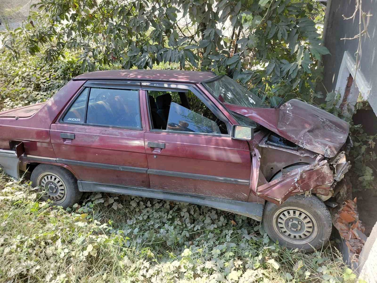 [BELEDIYE · Zonguldak · Alaplı] Alaplı'da Otomobil Boş Kulübeye Çarptı: 1 Yaralı