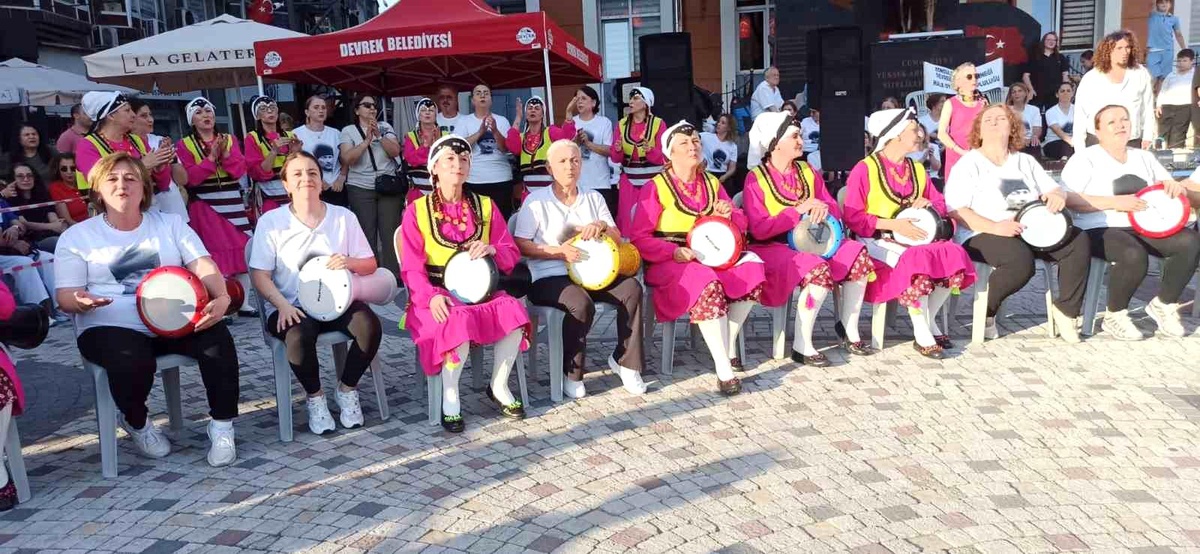 [YEREL / KAMU · Zonguldak · Devrek] Devrek'te düzenlenen şenlikte vatandaşlar doyasıya eğlenmenin tadını çıkardılar.
