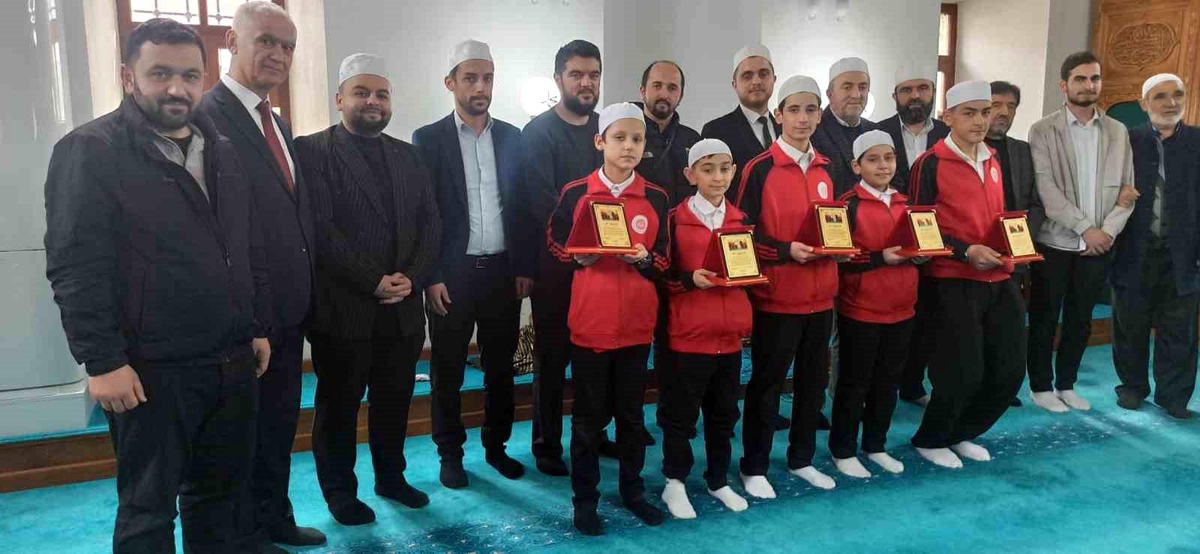 [YEREL / KAMU · Zonguldak · Devrek] Küçük hafızlar plaket ile ödüllendirildiler