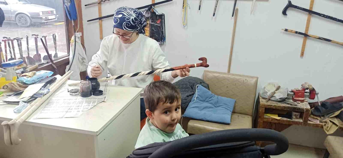 [BELEDIYE · Zonguldak · Devrek] 20 yıllık Fatime usta bir eliyle torun sallıyor, diğer eliyle dünyaca ünlü bastonlara şekil veriyor