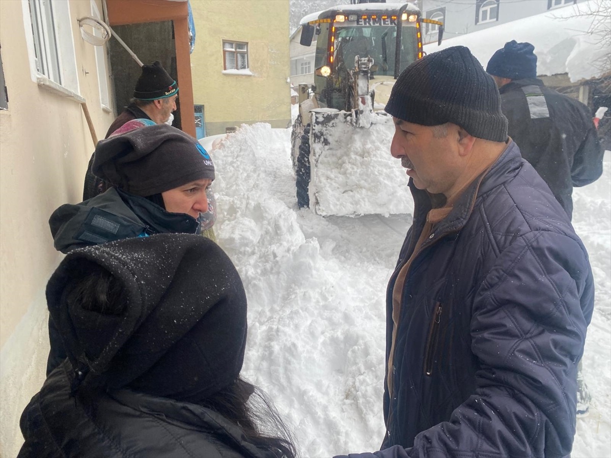 [YEREL / KAMU · Zonguldak · Devrek] Zonguldak'ta UMKE ekipleri yoğun kar altında iki hastayı hastaneye ulaştırdı
