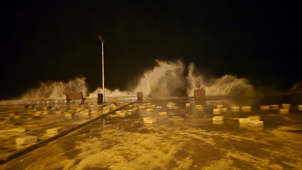 Bursa Mudanya'da fırtına dalgaları kordonu aştı, parke taşları metrelerce sürüklendi
