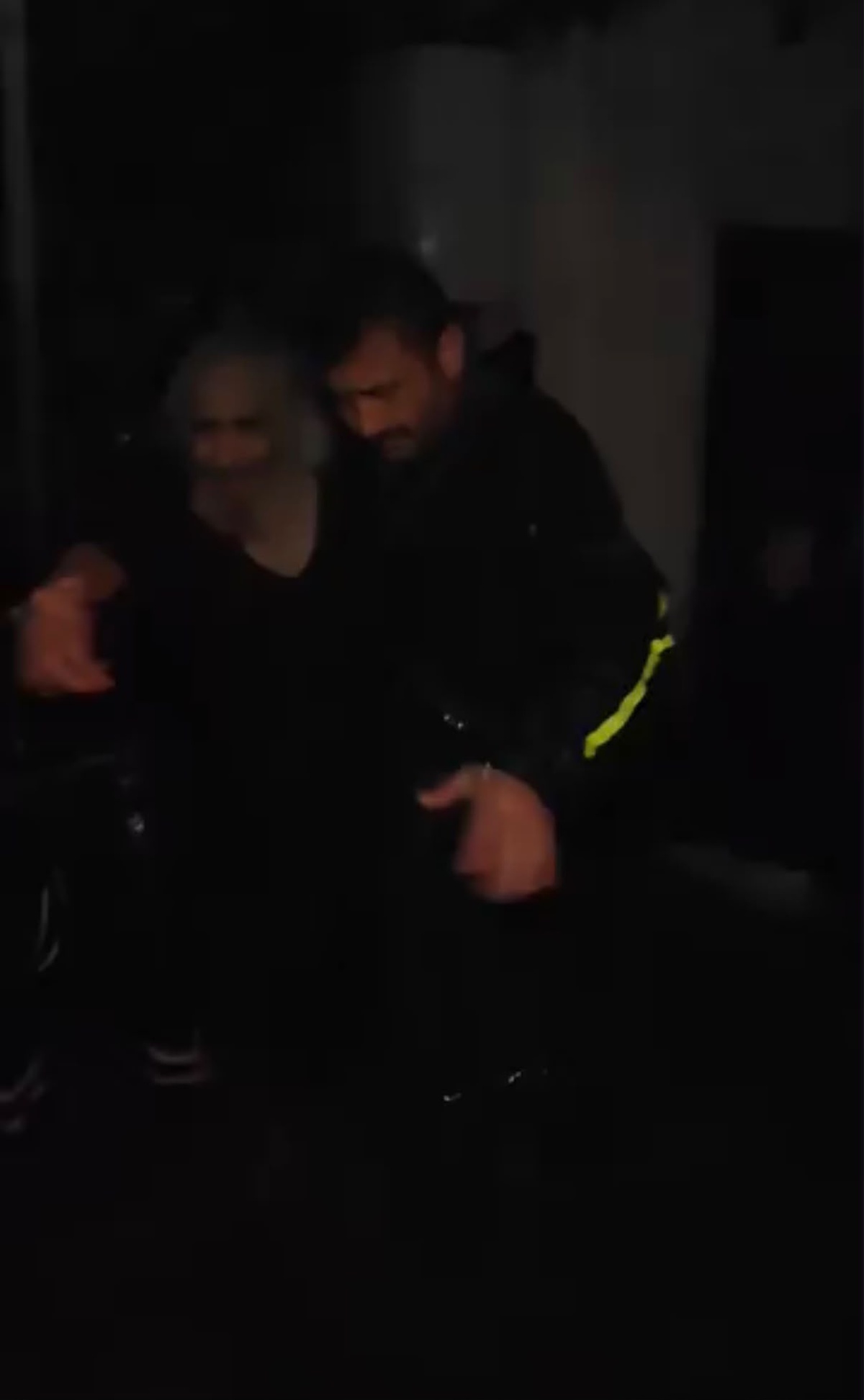 İstanbul Beykoz'da sağanakta su basan evden yaşlı kişi vatandaşlarca kurtarıldı