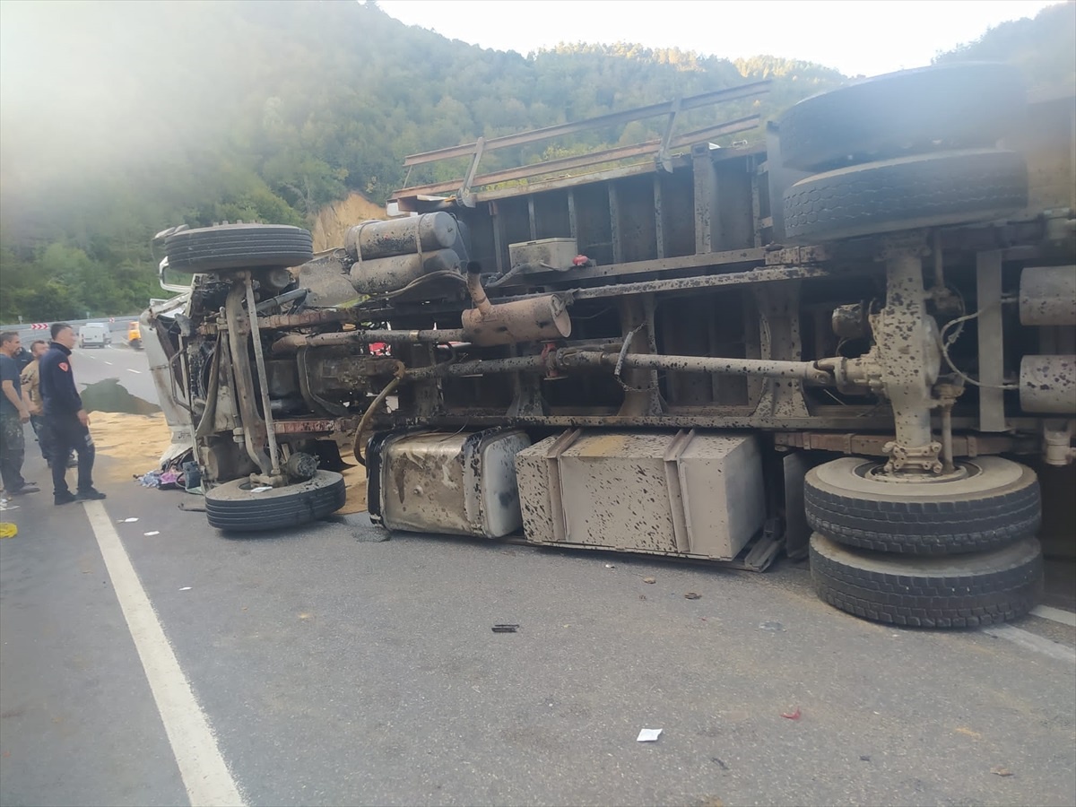 [YEREL / KAMU · Zonguldak · Ereğli] Zonguldak'ta Kepek Yüklü Kamyon Devrildi: 2 Yaralı